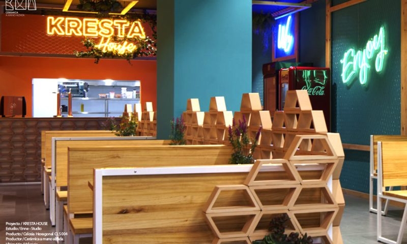 colocacion-celosía-hexagonal-restaurante-Kresta-House-valencia-ceramica-a-mano-alzada